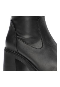 Czarne Stylowe Kozaki Damskie Artiker. Okazja: na spacer. Kolor: czarny. Materiał: skóra. Sezon: jesień. Obcas: na obcasie. Styl: elegancki. Wysokość obcasa: średni