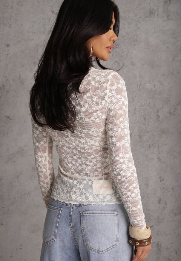 Renee - Beżowy Bluzka Longsleeve z Półtransparentnej Koronki Arnoxia. Okazja: na co dzień, na spotkanie biznesowe, do pracy. Kolor: beżowy. Materiał: koronka. Długość rękawa: długi rękaw. Wzór: koronka. Styl: casual, biznesowy