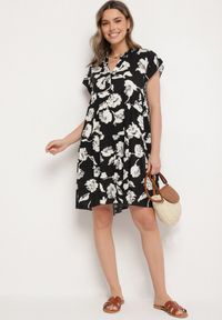 Born2be - Czarna Bawełniana Sukienka o Kroju Oversize w Kwiaty Liralea. Okazja: na spacer, na co dzień. Kolor: czarny. Materiał: bawełna. Wzór: kwiaty. Typ sukienki: oversize. Styl: casual, klasyczny #5