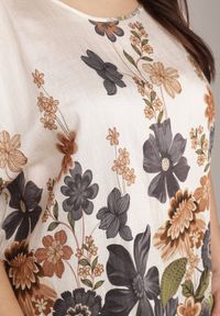 Born2be - Granatowa Wiskozowa Bluzka w Kwiaty Talina. Okazja: na co dzień. Kolor: niebieski. Materiał: wiskoza. Wzór: kwiaty. Styl: elegancki, klasyczny, casual #4