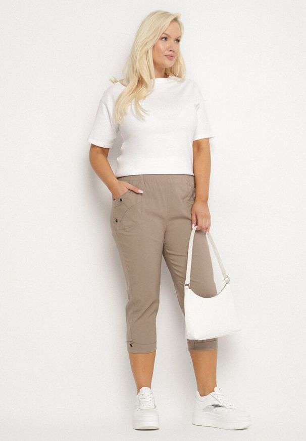 Born2be - Beżowe Spodnie z Wiskozą i Ozdobnymi Guzikami Lireza. Okazja: na co dzień. Kolor: beżowy. Materiał: wiskoza. Styl: klasyczny, casual