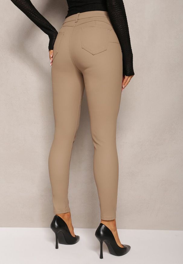 Renee - Beżowe Spodnie Skinny z Ekoskóry Operwena. Okazja: na co dzień. Stan: podwyższony. Kolor: beżowy. Materiał: satyna. Długość: długie. Sezon: jesień, zima, wiosna. Styl: wizytowy, elegancki, sportowy, casual