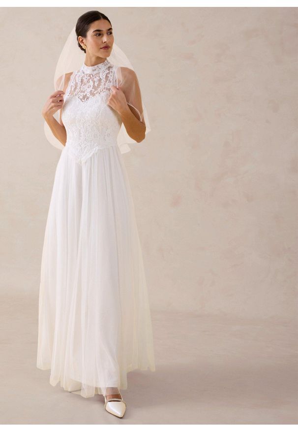 bonprix - Sukienka ślubna z tiulu z koronką. Okazja: na wesele, na ślub cywilny. Typ kołnierza: dekolt gorset, kołnierzyk stójkowy. Kolor: biały. Materiał: tiul, koronka. Wzór: koronka. Typ sukienki: gorsetowe