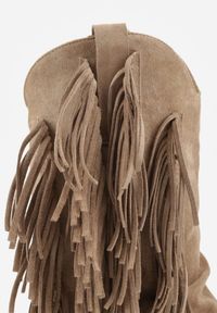 Renee - Ciemnobeżowe Botki Kowbojki na Słupku Ozdobione Frędzlami i Wywiniętą Cholewką Aedime. Okazja: na co dzień. Kolor: beżowy. Szerokość cholewki: normalna. Wzór: aplikacja. Obcas: na słupku. Styl: casual #6