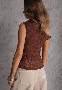 Renee - Brązowa Asymetryczna Bluzka z Koronki na Jedno Ramię Olitheilise. Okazja: na co dzień, na imprezę. Kolor: brązowy. Materiał: koronka. Wzór: koronka. Styl: casual #6