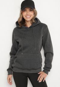Born2be - Ciemnoszara Bluza z Kapturem i Kangurkową Kieszenią Envila. Okazja: na co dzień. Typ kołnierza: kaptur. Kolor: szary. Materiał: jeans. Styl: elegancki, casual