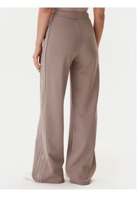Guess Spodnie dresowe V5BB12 KCX22 Beżowy Wide Leg. Kolor: beżowy. Materiał: syntetyk