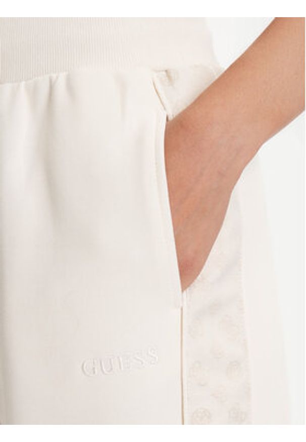 Guess Spodnie dresowe V5YB02 KB3P2 Écru Regular Fit. Kolor: kremowy. Materiał: bawełna