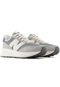 Buty dziecięce New Balance GS370AH – szare. Kolor: szary. Materiał: zamsz, skóra. Szerokość cholewki: normalna. Sezon: lato #5