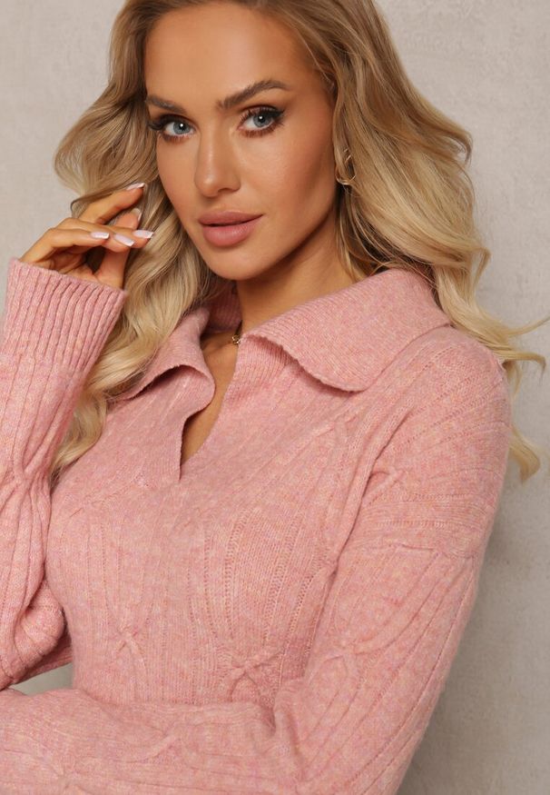 Renee - Różowy Sweter z Dekoltem w Serek i Ozdobnym Splotem Travissa. Typ kołnierza: dekolt w serek. Kolor: różowy. Wzór: ze splotem. Styl: elegancki