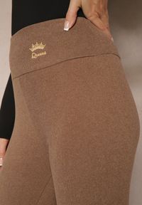 Renee - Brązowe Legginsy High Waist Ozdobione Aplikacją Sevirra. Okazja: do pracy, na spotkanie biznesowe, na co dzień. Stan: podwyższony. Kolor: brązowy. Długość: długie. Wzór: aplikacja. Styl: casual, elegancki, biznesowy #5