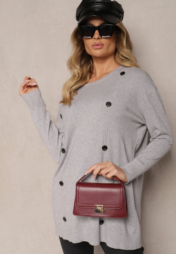 Renee - Szary Sweter Zimowy Ozdobiony Symetrycznie Guzikami Milabia. Okazja: na co dzień. Kolor: szary. Materiał: jeans. Wzór: aplikacja. Sezon: zima. Styl: klasyczny, casual