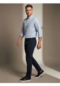 Sinsay - Spodnie chino slim - granatowy. Kolor: niebieski