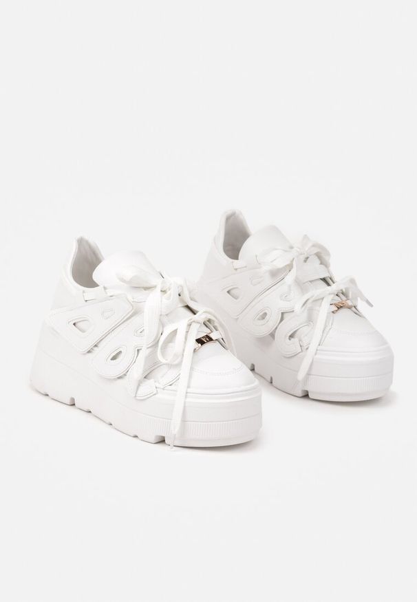 Born2be - Białe Płaskie Sneakersy Vices z Podwójnym Sznurowaniem ze Zdobieniem 3D Nelarissa. Okazja: na co dzień. Zapięcie: sznurówki. Kolor: biały. Materiał: bawełna, jeans. Wzór: aplikacja. Obcas: na obcasie. Wysokość obcasa: niski