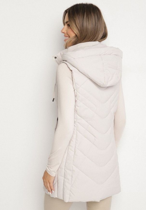 Born2be - Jasnoszara Taliowana Kamizelka z Pikowanymi Przeszyciami i Kapturem Tuloria. Okazja: na spacer. Kolor: szary. Materiał: jeans