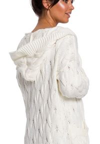 Polskie swetry - Długi ciepły sweter kardigan z warkoczowym splotem i kieszeniami. Okazja: na co dzień. Typ kołnierza: kaptur. Materiał: jeans, materiał, akryl. Długość rękawa: długi rękaw. Długość: długie. Wzór: ze splotem. Styl: casual, elegancki #4