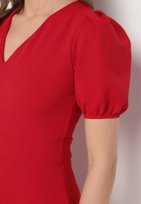 Born2be - Czerwona Sukienka Rozkloszowana z Trójkątnym Dekoltem Efralinae. Okazja: na imprezę, na spacer. Kolor: czerwony. Sezon: lato. Typ sukienki: rozkloszowane. Styl: elegancki, klasyczny #4