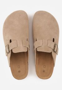 Born2be - Beżowe Zamszowe Klapki w Stylu Chodaków Ozdobione Klamrą Irinania. Okazja: na co dzień. Kolor: beżowy. Materiał: zamsz. Wzór: aplikacja. Styl: casual #5