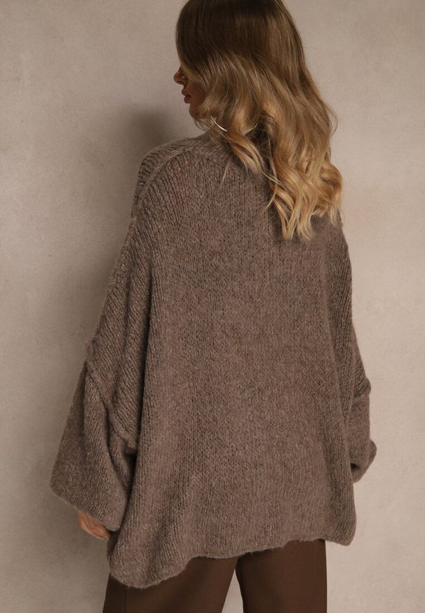 Renee - Jasnobrązowy Golf Oversize z Wełną z Opadającą Linią Ramion Lilirea. Okazja: na co dzień. Typ kołnierza: golf. Kolor: brązowy. Materiał: wełna. Styl: casual, elegancki