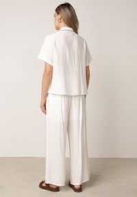 Born2be - Biały Letni Komplet z Wiskozą Koszula i Spodnie z Szydełkowymi Naszywkami Prisesa. Kolor: biały. Materiał: wiskoza. Wzór: aplikacja #5