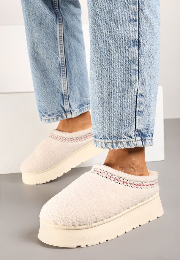 Born2be - Beżowe Śniegowce na Grubej Podeszwie z Niską Cholewką i Haftem Zinnirella. Okazja: na spacer. Wysokość cholewki: przed kostkę. Kolor: beżowy. Materiał: wełna. Szerokość cholewki: normalna. Wzór: haft. Sezon: zima