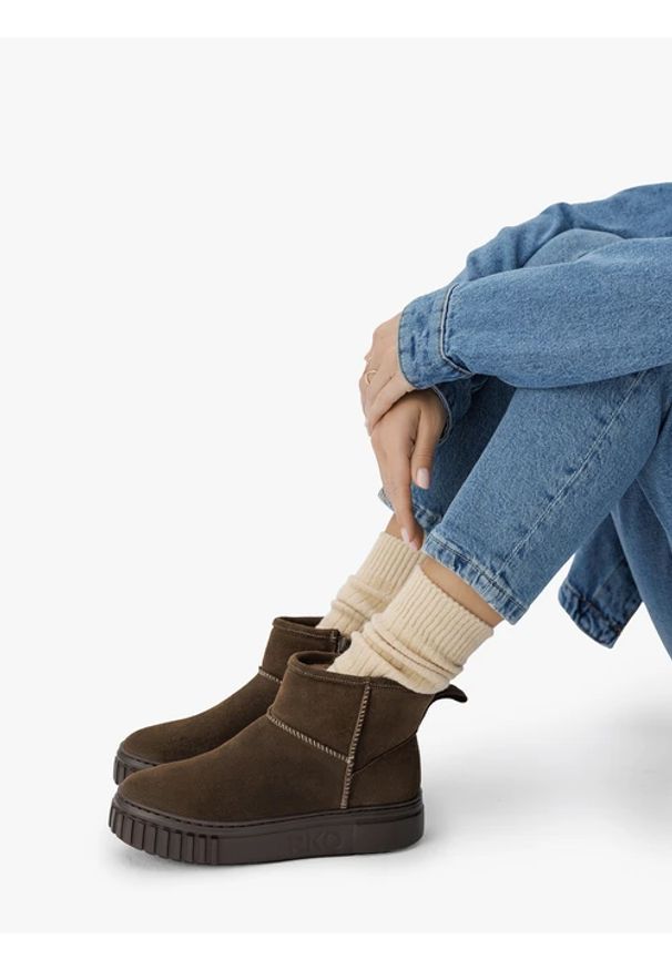 Ryłko - Ciemnozielone krótkie śniegowce. Nosek buta: okrągły. Zapięcie: zamek. Kolor: zielony. Materiał: skóra, welur. Szerokość cholewki: normalna. Sezon: zima. Styl: street