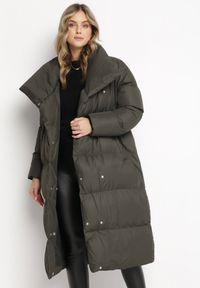 Born2be - Ciemnozielona Kurtka Płaszcz Zapinana na Napy Ukryte pod Plisą z Kieszeniami i Paskiem Ritallas. Typ kołnierza: kołnierzyk stójkowy. Kolor: zielony. Materiał: materiał. Długość: długie. Sezon: zima #3