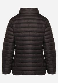 Born2be - Czarna Pikowana Kurtka z Kieszeniami Zapinanymi na Zamek Błyskawiczny Mivindra. Okazja: na co dzień. Kolor: czarny. Materiał: jeans. Styl: casual #7