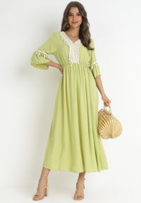Born2be - Jasnozielona Wiskozowa Sukienka Maxi z Ozdobnym Dekoltem i Gumką w Pasie Latava. Okazja: na co dzień. Kolor: zielony. Materiał: wiskoza. Styl: casual. Długość: maxi #3