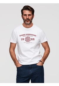 Ombre Clothing - Bawełniany męski t-shirt z nadrukiem w stylu college – biały V1 - Rozmiar: XXL. Okazja: na co dzień, na spacer. Kolor: biały. Materiał: bawełna. Długość rękawa: krótki rękaw. Długość: krótkie. Wzór: nadruk. Styl: casual