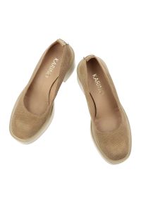 Półbuty damskie Karino, stabilny słupek podwyższona platforma miękka cholewka zabudowany przód masywna podeszwa, beżowe, 5996/007-P. Okazja: na co dzień. Kolor: beżowy. Materiał: zamsz, skóra. Szerokość cholewki: normalna. Obcas: na platformie. Styl: casual, elegancki. Wysokość obcasa: średni #4