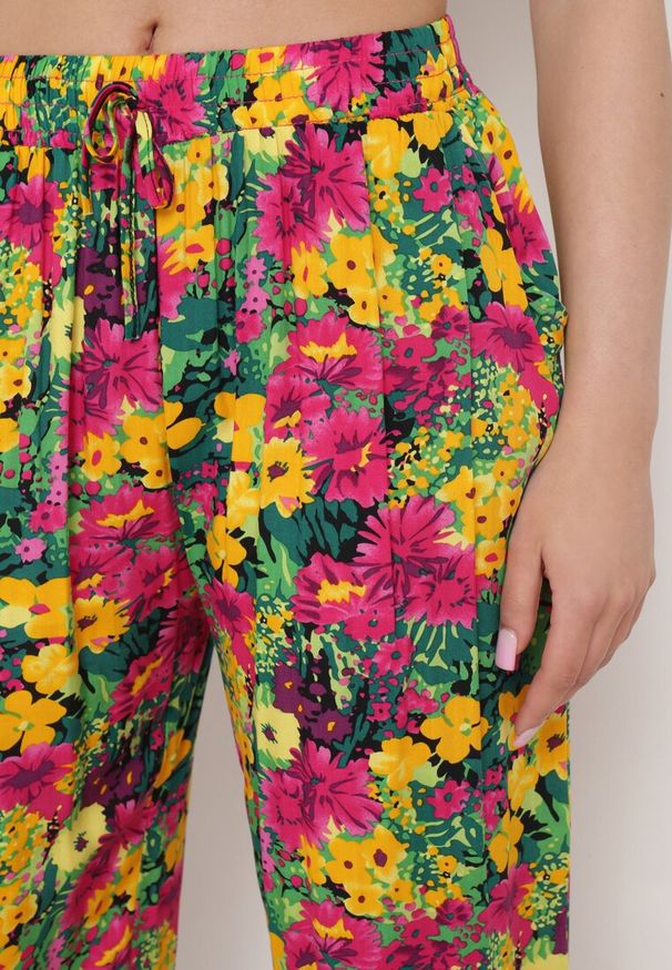 Born2be - Żółte Proste Spodnie z Wiskozy w Kwiatowy Print Yadolle. Stan: podwyższony. Kolor: żółty. Materiał: wiskoza. Wzór: kwiaty, nadruk. Sezon: lato