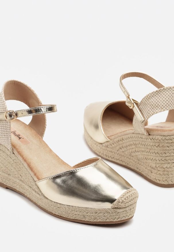 Renee - Złote Sandały w Stylu Espadryli na Koturnie z Plecionki Nilisine. Okazja: na co dzień. Zapięcie: pasek. Kolor: złoty. Materiał: jeans. Wzór: ażurowy. Sezon: lato. Obcas: na koturnie. Styl: klasyczny, elegancki, casual
