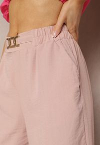 Renee - Jasnoróżowe Spodnie z Szerokimi Nogawkami w Stylu Palazzo High Waist z Gumką w Pasie z Ozdobnym Elementem Ellsiana. Okazja: na co dzień. Stan: podwyższony. Kolor: różowy. Materiał: bawełna. Styl: elegancki, casual #5