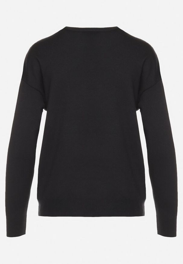 Born2be - Czarny Sweter z Wiskozą Ozdobiony Napisem i Naszywką z Cyrkoniami Liliran. Okazja: na co dzień. Kolor: czarny. Materiał: wiskoza. Wzór: napisy, aplikacja. Styl: casual, elegancki