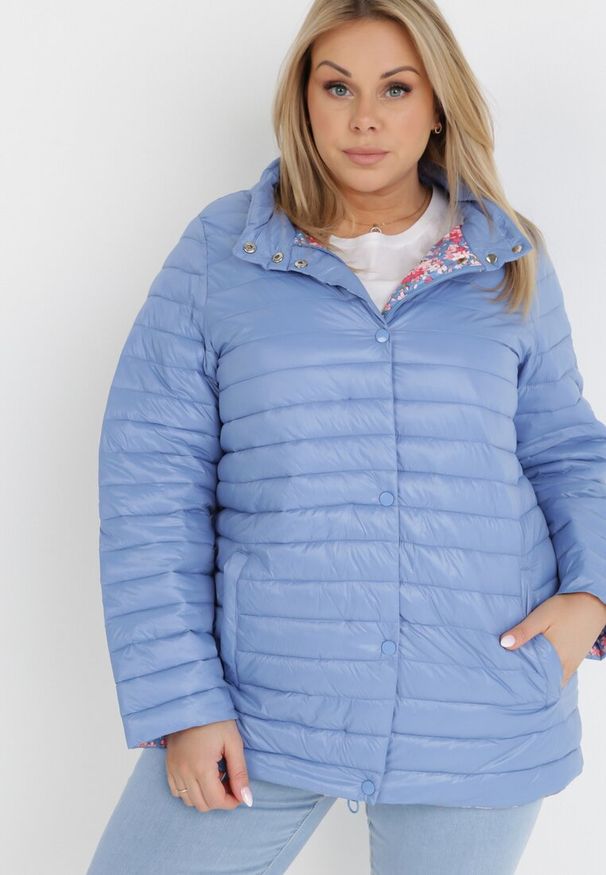 Born2be - Jasnoniebieska Kurtka Elanassa. Typ kołnierza: kołnierzyk stójkowy. Kolekcja: plus size. Kolor: niebieski