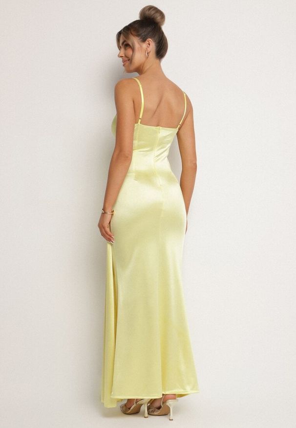 Born2be - Żółta Satynowa Sukienka Ozdobiona Rozcięciem na Nogę i Marszczeniem Katissae. Kolor: żółty. Materiał: satyna. Długość rękawa: na ramiączkach. Wzór: aplikacja