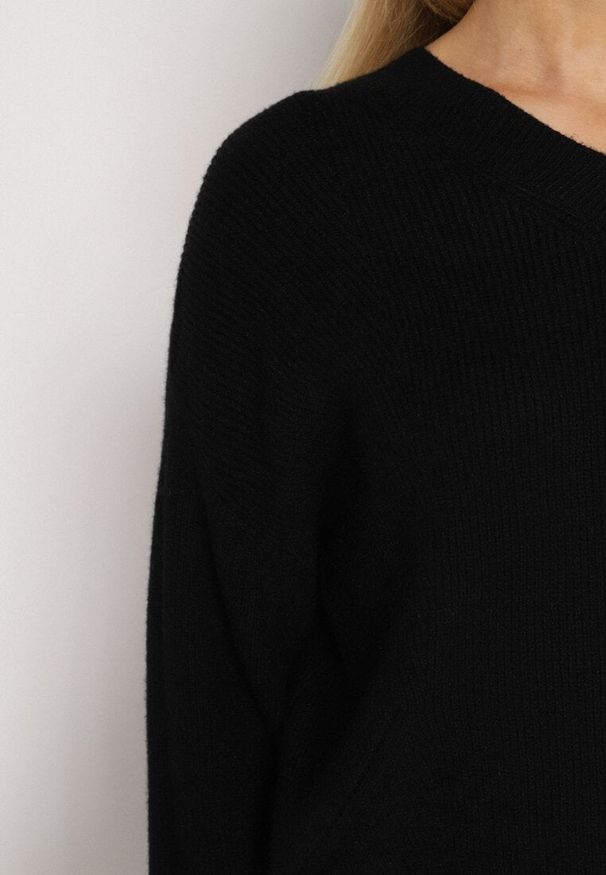 Born2be - Czarny Sweter z Domieszką Kaszmiru z Dekoltem w Serek Feralaine. Okazja: na co dzień, na spotkanie biznesowe. Typ kołnierza: dekolt w serek. Kolor: czarny. Materiał: kaszmir. Styl: casual, biznesowy, elegancki, klasyczny