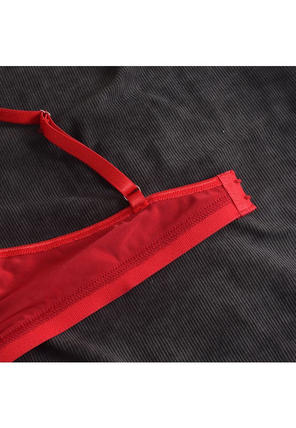 Intica - Komplet bielizny z strapsami regulowanymi Kjellaug. Kolor: czerwony. Materiał: tkanina