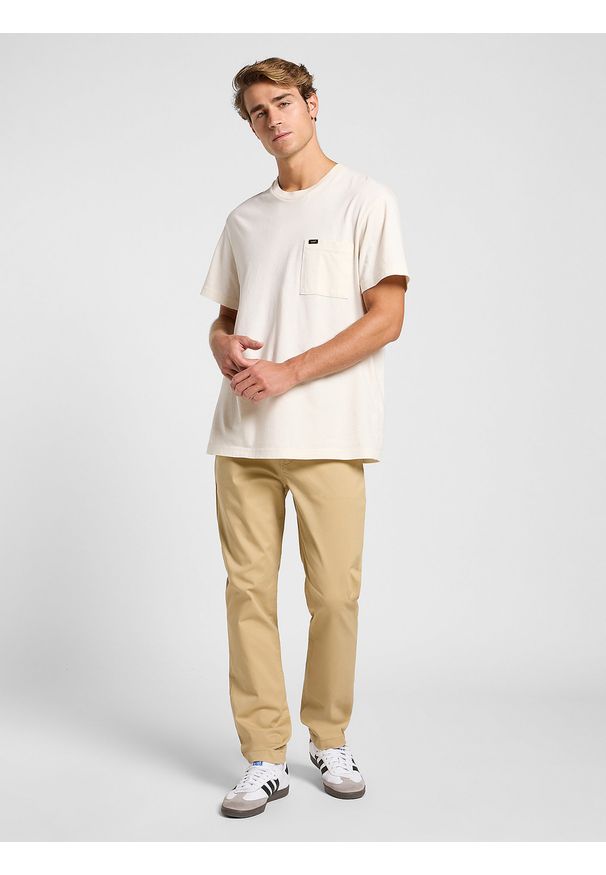 Lee - LEE MĘSKIE SPODNIE MATERIAŁOWE LEE SLIM CHINO SAND 112363970. Materiał: materiał