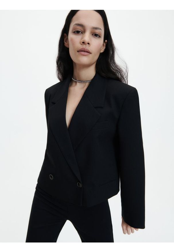 Reserved - Krótki żakiet - czarny. Kolor: czarny. Materiał: wiskoza, tkanina. Długość: krótkie