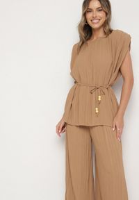 Born2be - Jasnobrązowy Komplet Bluzka z Wiązanym Paskiem i Szerokie Spodnie Dolarea. Kolor: brązowy. Wzór: aplikacja #4