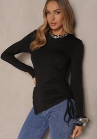 Renee - Czarna Bluzka Longsleeve z Wiskozą o Asymetrycznym Kroju ze Ściągaczem Zepilda. Okazja: na spotkanie biznesowe, na co dzień. Kolor: czarny. Materiał: wiskoza. Długość rękawa: długi rękaw. Długość: długie. Styl: klasyczny, casual, elegancki, biznesowy