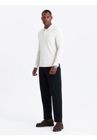 Ombre Clothing - Strukturalny longsleeve męski polo z naszywką – biały V2. Okazja: na co dzień. Typ kołnierza: polo. Kolor: biały. Materiał: wiskoza, dzianina, poliester, materiał, bawełna, włókno. Długość rękawa: długi rękaw. Wzór: aplikacja. Styl: sportowy, casual, elegancki