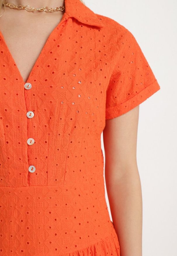 Born2be - Pomarańczowa Bawełniana Sukienka o Ażurowym Wykończeniu z Krótkim Rękawem Zapinana na Guziki Kataria. Okazja: na co dzień. Typ kołnierza: dekolt w serek. Kolor: pomarańczowy. Materiał: bawełna. Długość rękawa: krótki rękaw. Wzór: ażurowy. Typ sukienki: proste. Styl: casual, klasyczny