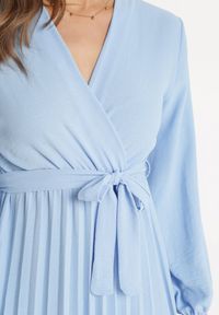 Born2be - Jasnoniebieska Sukienka Mesyre. Okazja: na randkę, do pracy. Typ kołnierza: dekolt w kształcie V. Kolor: niebieski. Materiał: materiał. Typ sukienki: kopertowe, plisowane. Długość: midi #3