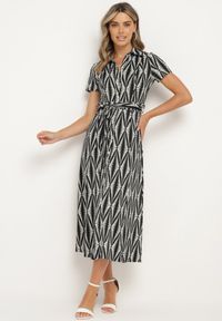 Born2be - Czarna Sukienka Koszulowa w Geometryczny Wzór Zapinana na Guziki z Materiałowym Paskiem Thilea. Okazja: na spotkanie biznesowe. Kolor: czarny. Materiał: materiał. Wzór: geometria. Typ sukienki: koszulowe. Styl: biznesowy #7