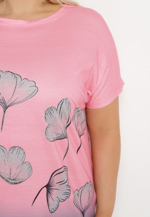 Born2be - Różowy T-shirt z Krótkim Rękawem Ozdobiony Cyrkoniami Flovilla. Okazja: na spotkanie biznesowe, do pracy, na co dzień. Kolor: różowy. Materiał: jeans. Długość rękawa: krótki rękaw. Długość: krótkie. Wzór: aplikacja. Styl: biznesowy, casual, elegancki