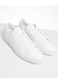 TOD'S - Białe sneakersy z monogramem. Nosek buta: okrągły. Kolor: biały. Materiał: guma. Wzór: gładki. Obcas: na płaskiej podeszwie #6