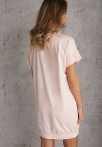 Renee - Jasnoróżowa T-shirtowa Sukienka Pudełkowa z Elastycznej Bawełny Ellensa. Kolor: różowy. Materiał: bawełna. Styl: wakacyjny. Długość: mini #5